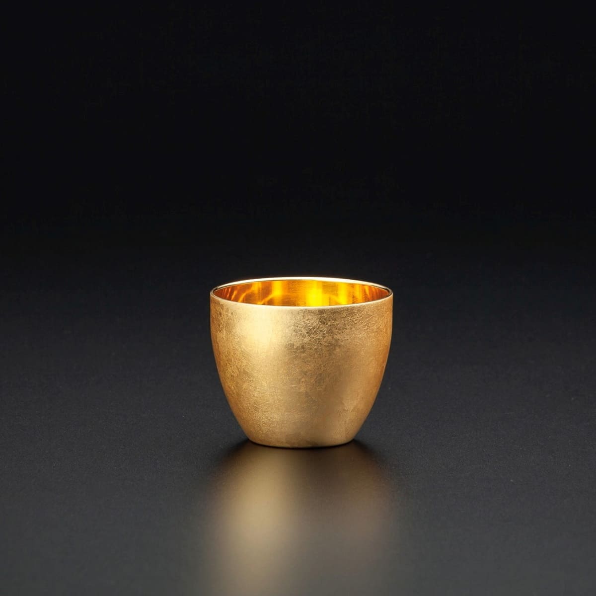 Delight in the sumptuous and luxurious shine of shimmering gold leaf in this gem of a glass